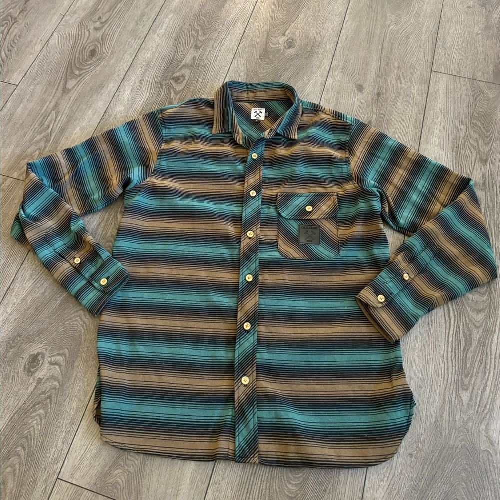 Coala tree men’s button down shirt used in good condition